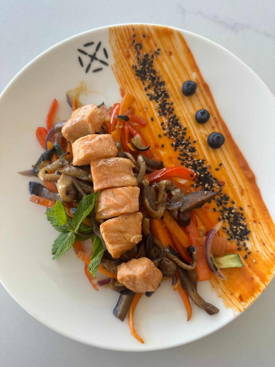 Plato de el catering el Templo Catering de salmon con verduras